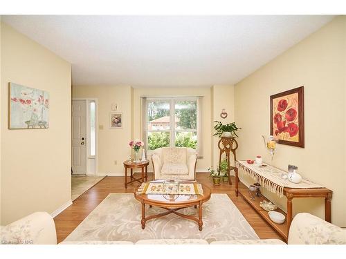 7395 Alex Avenue, Niagara Falls, ON - Indoor Photo Showing Living Room