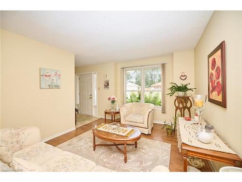 7395 Alex Avenue, Niagara Falls, ON - Indoor Photo Showing Living Room