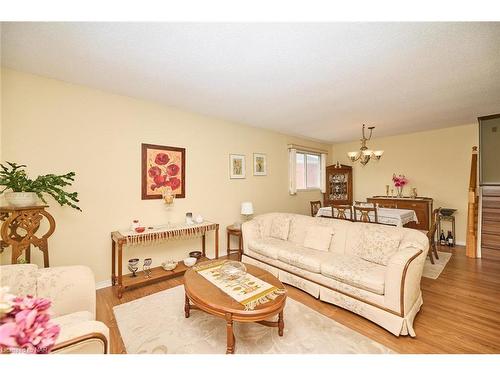 7395 Alex Avenue, Niagara Falls, ON - Indoor Photo Showing Living Room