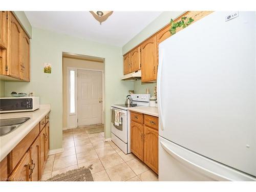 7395 Alex Avenue, Niagara Falls, ON - Indoor Photo Showing Kitchen