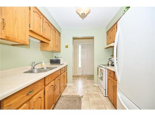 7395 Alex Avenue, Niagara Falls, ON - Indoor Photo Showing Kitchen With Double Sink