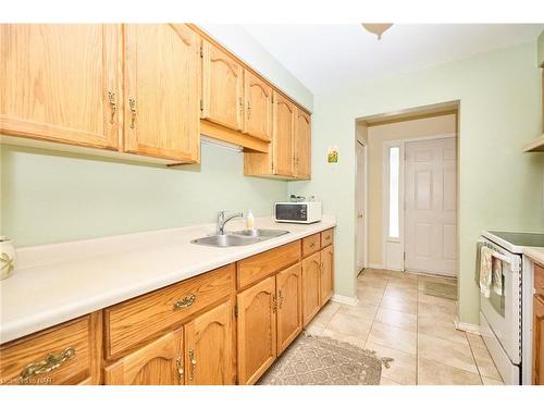 7395 Alex Avenue, Niagara Falls, ON - Indoor Photo Showing Kitchen With Double Sink