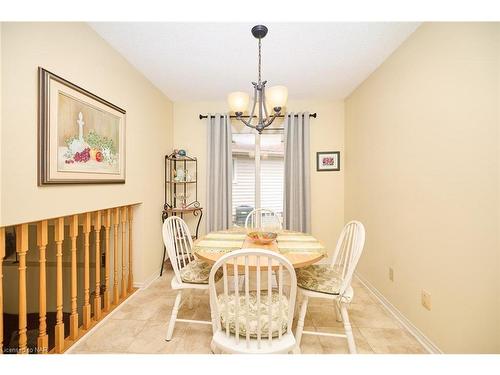 7395 Alex Avenue, Niagara Falls, ON - Indoor Photo Showing Dining Room