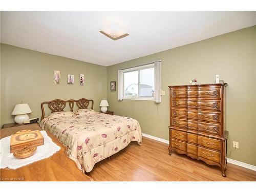 7395 Alex Avenue, Niagara Falls, ON - Indoor Photo Showing Bedroom