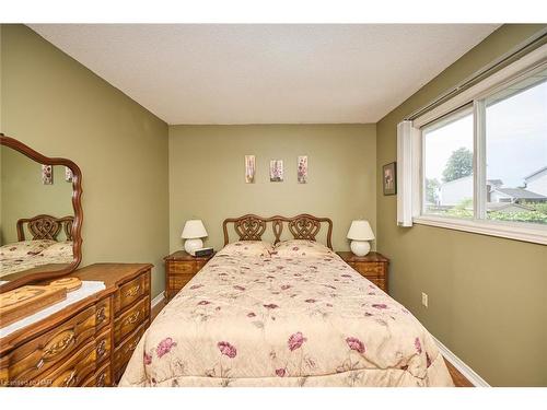 7395 Alex Avenue, Niagara Falls, ON - Indoor Photo Showing Bedroom