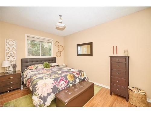 7395 Alex Avenue, Niagara Falls, ON - Indoor Photo Showing Bedroom