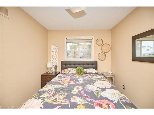 7395 Alex Avenue, Niagara Falls, ON - Indoor Photo Showing Bedroom