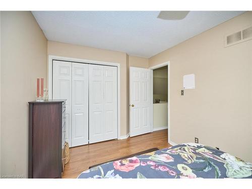 7395 Alex Avenue, Niagara Falls, ON - Indoor Photo Showing Bedroom