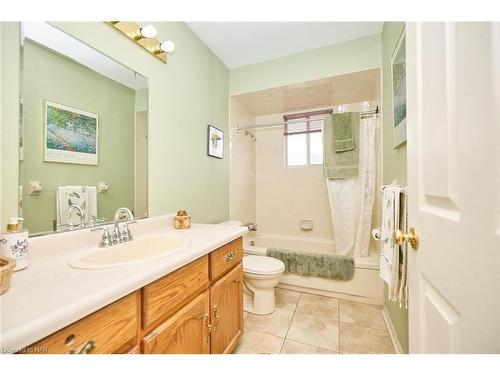 7395 Alex Avenue, Niagara Falls, ON - Indoor Photo Showing Bathroom