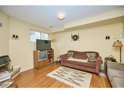 7395 Alex Avenue, Niagara Falls, ON - Indoor Photo Showing Living Room