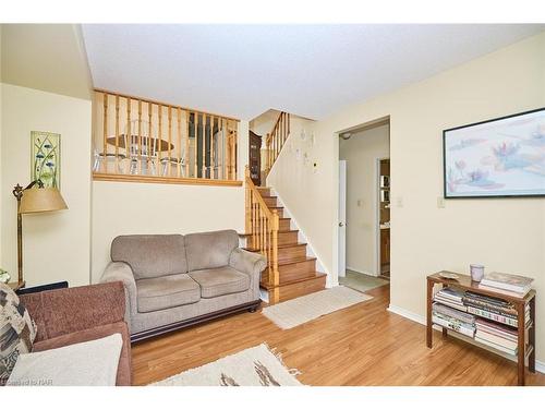 7395 Alex Avenue, Niagara Falls, ON - Indoor Photo Showing Living Room