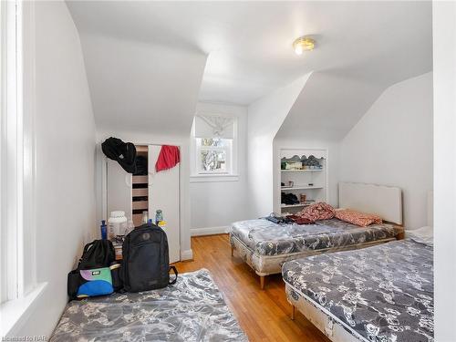 327 Darling Street, Brantford, ON - Indoor Photo Showing Bedroom