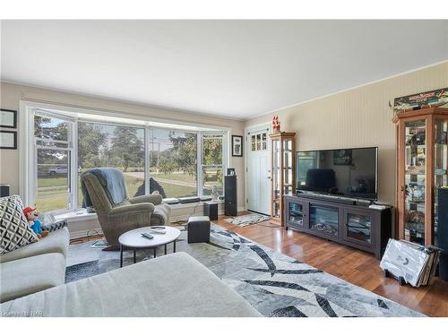 360 Kingsway Street, Welland, ON - Indoor Photo Showing Living Room