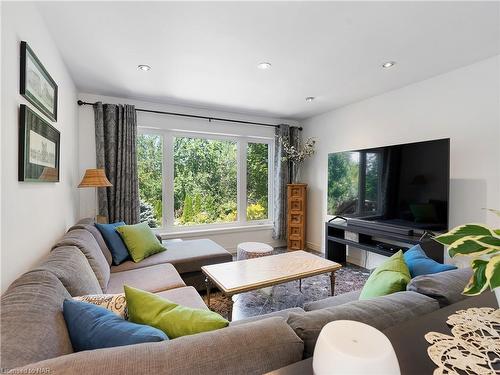 3535 Cardinal Drive, Niagara Falls, ON - Indoor Photo Showing Living Room