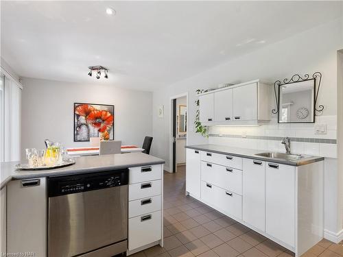 3535 Cardinal Drive, Niagara Falls, ON - Indoor Photo Showing Kitchen