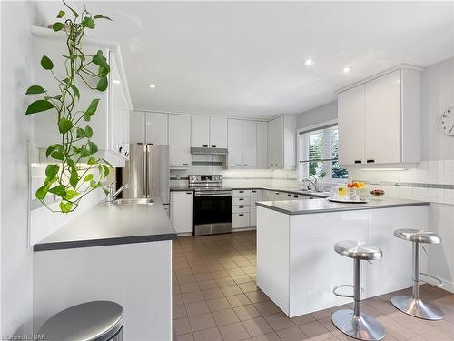 3535 Cardinal Drive, Niagara Falls, ON - Indoor Photo Showing Kitchen With Upgraded Kitchen