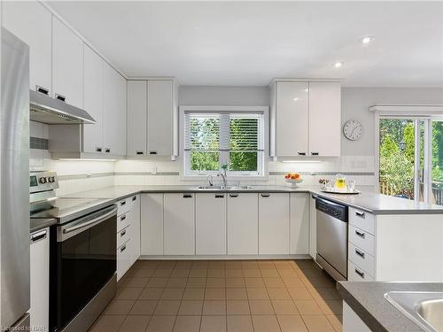 3535 Cardinal Drive, Niagara Falls, ON - Indoor Photo Showing Kitchen With Double Sink