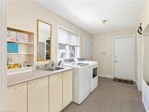 3535 Cardinal Drive, Niagara Falls, ON - Indoor Photo Showing Laundry Room