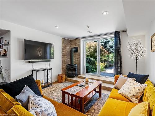 3535 Cardinal Drive, Niagara Falls, ON - Indoor Photo Showing Living Room With Fireplace