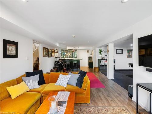 3535 Cardinal Drive, Niagara Falls, ON - Indoor Photo Showing Living Room