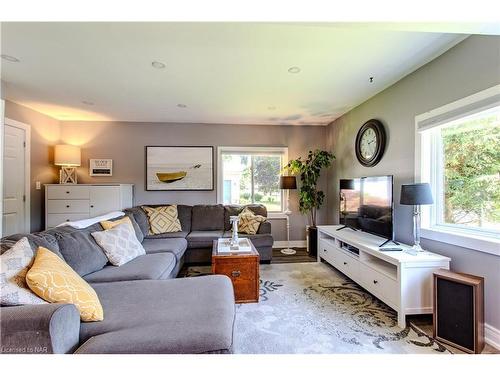 3732 Concord Avenue Avenue, Crystal Beach, ON - Indoor Photo Showing Living Room