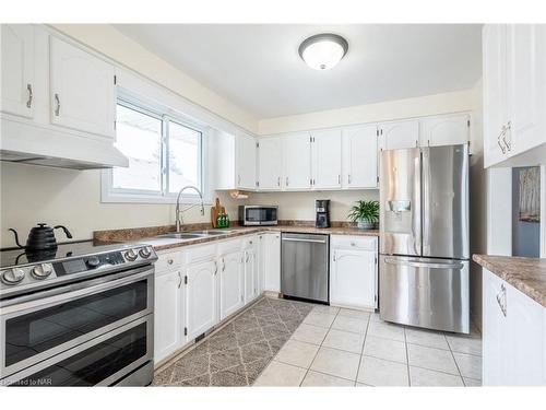 7 Royal Oak Drive, St. Catharines, ON - Indoor Photo Showing Kitchen With Double Sink