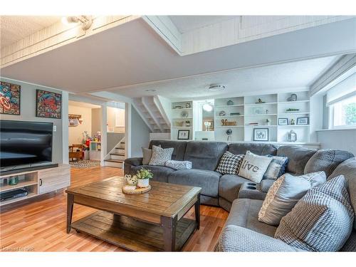 7 Royal Oak Drive, St. Catharines, ON - Indoor Photo Showing Living Room