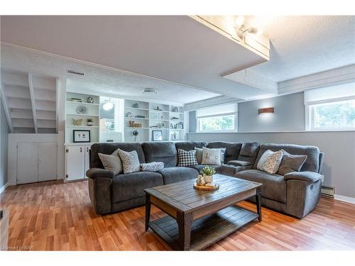 7 Royal Oak Drive, St. Catharines, ON - Indoor Photo Showing Living Room