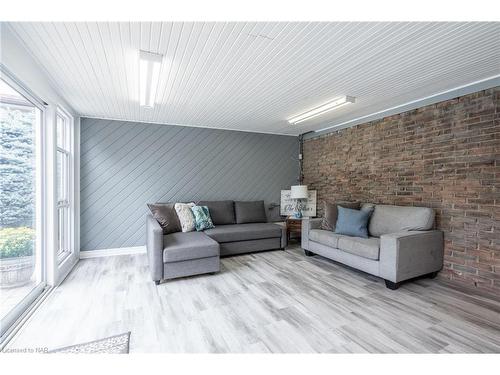 7 Royal Oak Drive, St. Catharines, ON - Indoor Photo Showing Living Room