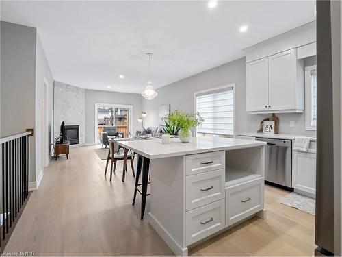 32 Austin Drive, Welland, ON - Indoor Photo Showing Kitchen With Upgraded Kitchen