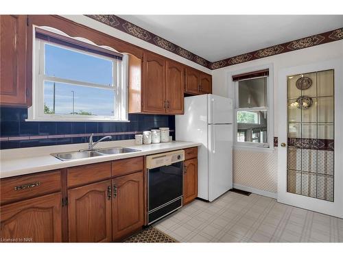 381 Niagara Street, St. Catharines, ON - Indoor Photo Showing Kitchen With Double Sink