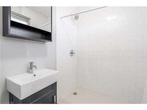 1-81 Gibson Avenue, Hamilton, ON - Indoor Photo Showing Bathroom