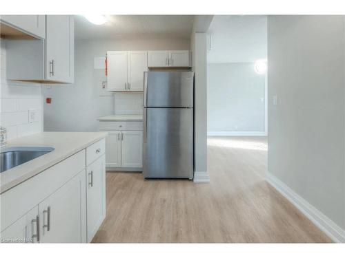 1-81 Gibson Avenue, Hamilton, ON - Indoor Photo Showing Kitchen