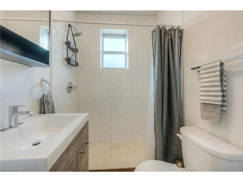 1-81 Gibson Avenue, Hamilton, ON - Indoor Photo Showing Bathroom