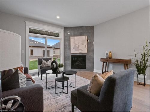 211 Sycamore Street, Welland, ON - Indoor Photo Showing Living Room With Fireplace