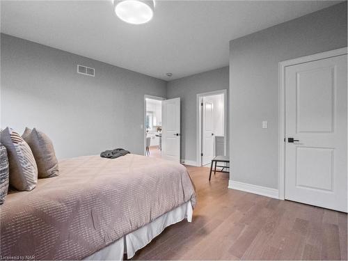 211 Sycamore Street, Welland, ON - Indoor Photo Showing Bedroom