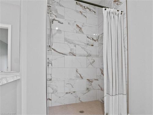 211 Sycamore Street, Welland, ON - Indoor Photo Showing Bathroom