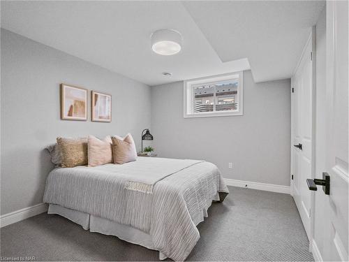 211 Sycamore Street, Welland, ON - Indoor Photo Showing Bedroom