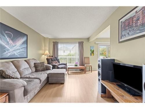 840 Fairway Crescent, Kitchener, ON - Indoor Photo Showing Living Room