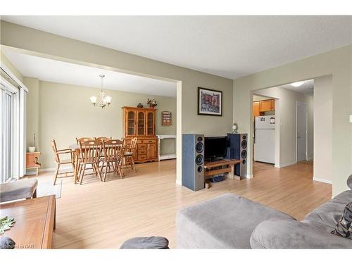 840 Fairway Crescent, Kitchener, ON - Indoor Photo Showing Living Room