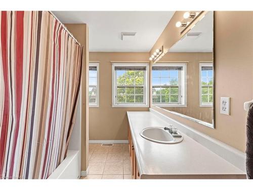 840 Fairway Crescent, Kitchener, ON - Indoor Photo Showing Bathroom