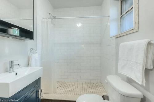 4-81 Gibson Avenue, Hamilton, ON - Indoor Photo Showing Bathroom