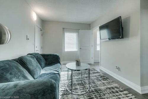 4-81 Gibson Avenue, Hamilton, ON - Indoor Photo Showing Living Room