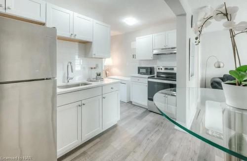 4-81 Gibson Avenue, Hamilton, ON - Indoor Photo Showing Kitchen