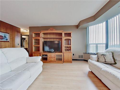 901-81 Scott Street, St. Catharines, ON - Indoor Photo Showing Living Room