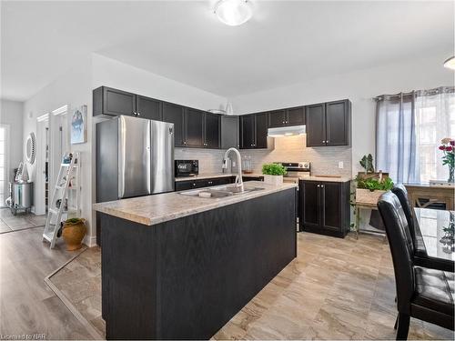 412 Hummel Crescent, Fort Erie, ON - Indoor Photo Showing Kitchen With Upgraded Kitchen