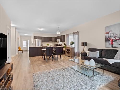 412 Hummel Crescent, Fort Erie, ON - Indoor Photo Showing Living Room