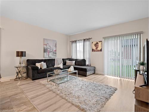 412 Hummel Crescent, Fort Erie, ON - Indoor Photo Showing Living Room