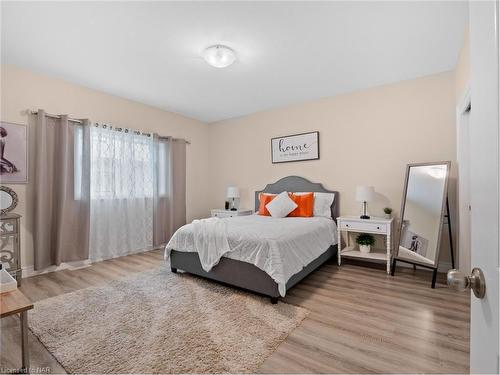 412 Hummel Crescent, Fort Erie, ON - Indoor Photo Showing Bedroom