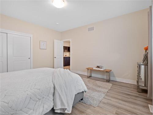 412 Hummel Crescent, Fort Erie, ON - Indoor Photo Showing Bedroom